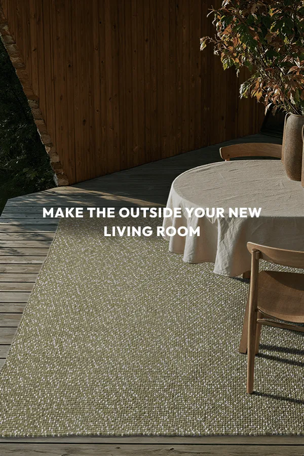 Tapis shaggy élégant et doux dans des tons chauds d’automne, apportant au salon une ambiance accueillante et raffinée.
