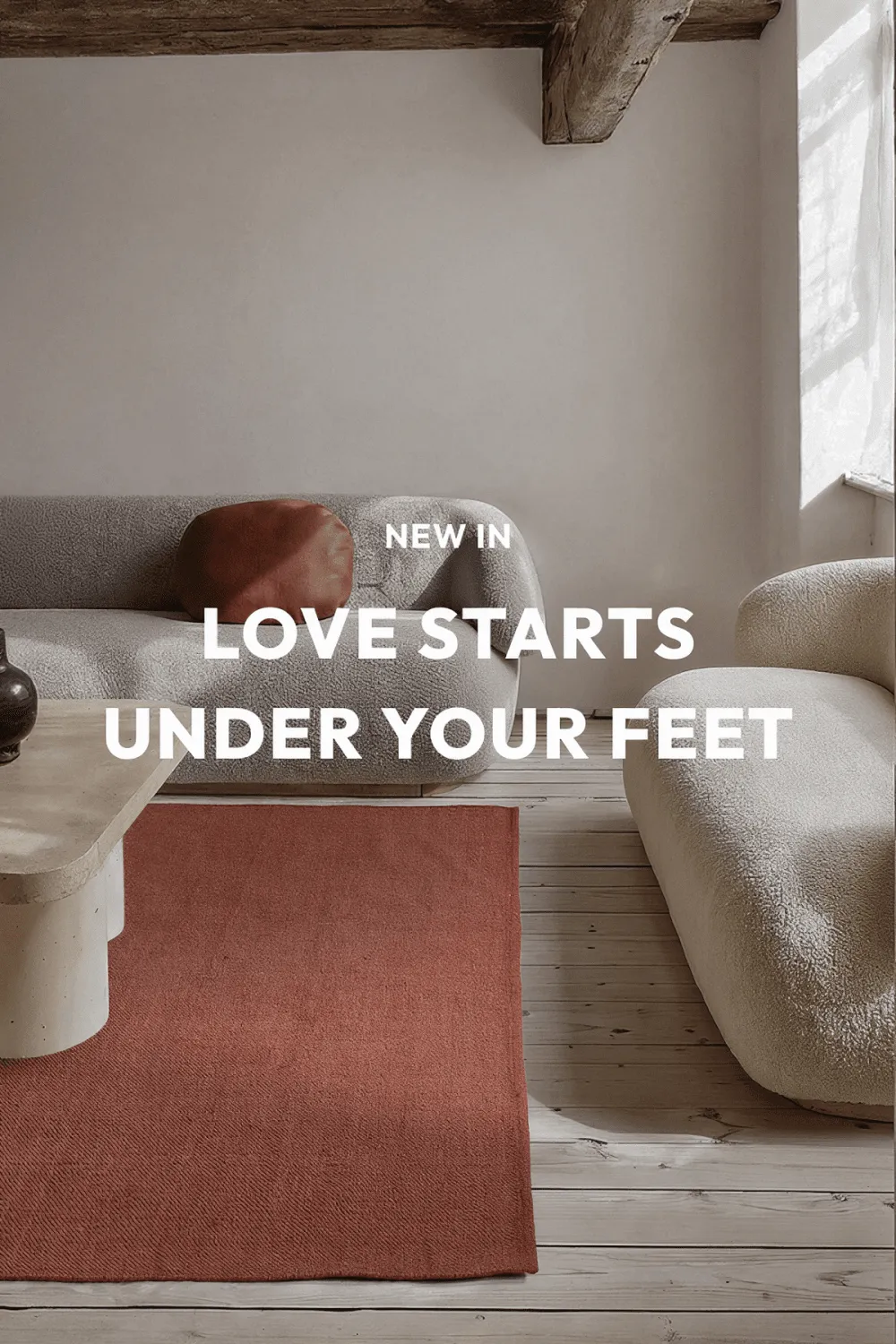 Tapis shaggy élégant et doux dans des tons chauds d’automne, apportant au salon une ambiance accueillante et raffinée.