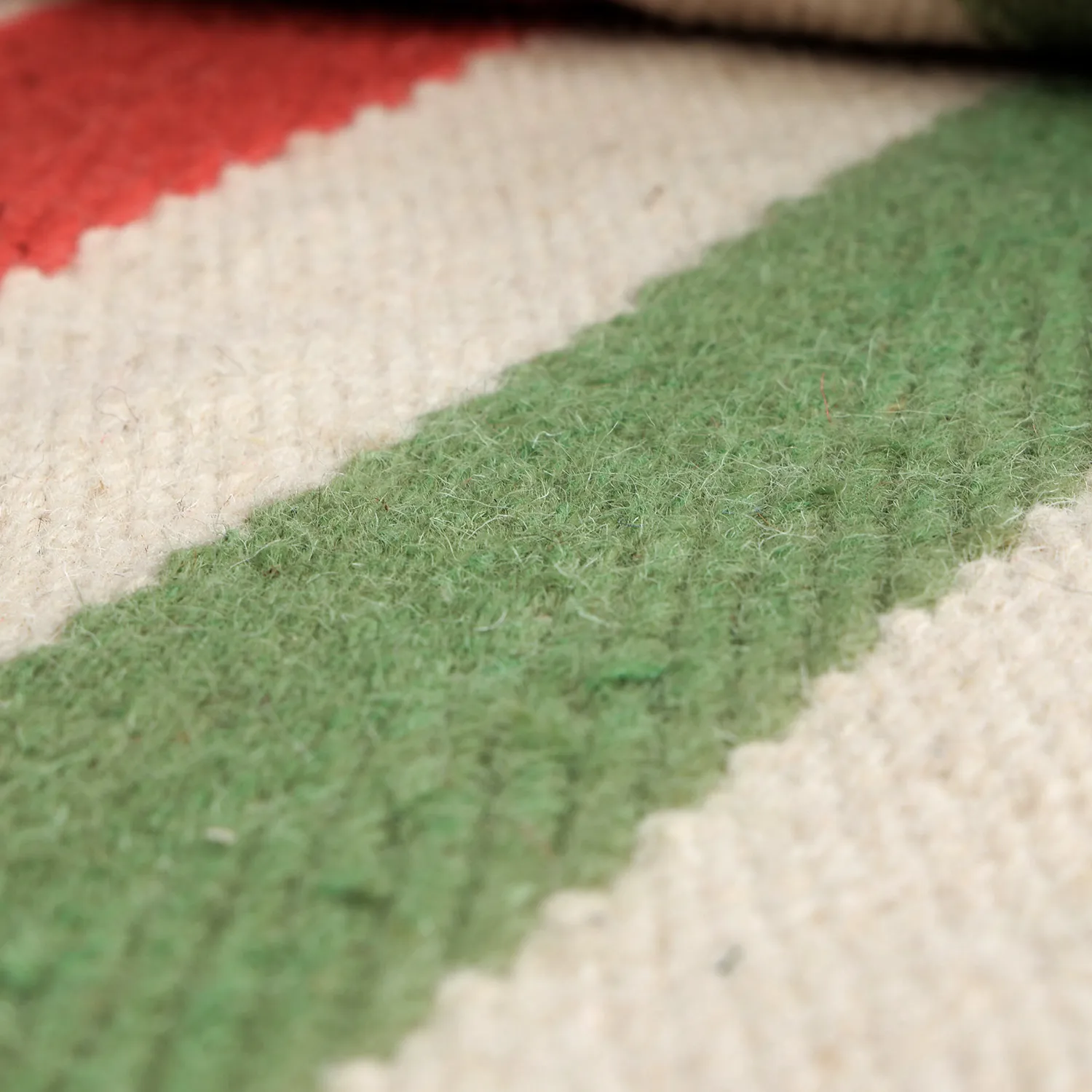 Tapis en laine irrégulière - Kystaro (crème/vert/rouge)